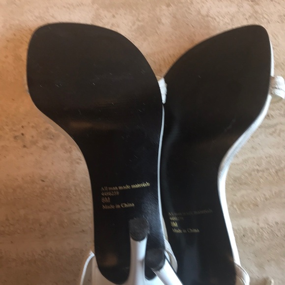 Diva White w/Silver Chain Accent Sandel - Picture 5 of 6